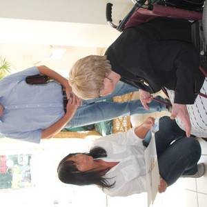 Bibliotheksleiterin Kerstin Köhler (l.) nahm von Evalisa Priebe und  Dr. Helmut Ohme die Auszeichnung des Behindertenverbandes Köthen e.V. entgegen.