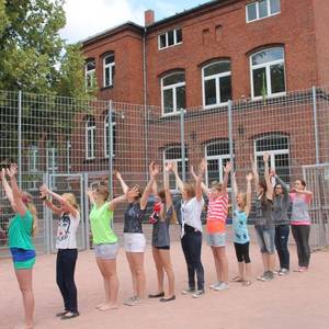 Anlässlich der offiziellen Einweihung des Sportplatzes führten Schülerinnen der Freien Schule Anhalt einstudierte Tänze auf.