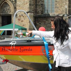 Die Chefin des DRK-Kreisverbandes Köthen, Jeannette Wecke, taufte das Rettungsboot auf den Namen Annette Gerda.