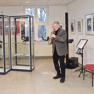 Musikalisch wurde die Ausstellungseröffnung von Kay Balla am Saxophon umrahmt.