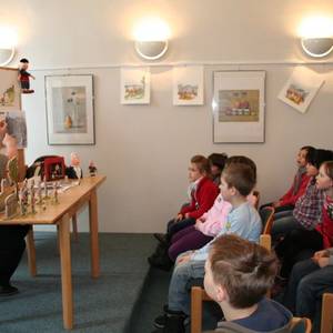 Februar: Vorlesestunde in der Stadtbibliothek - Comic-Zeichner Steffen Fischer erklärt den Mädchen und Jungen der Naumannschule, woher die Ideen für das Aussehen seiner Figuren im Dobo-Comic kommen.