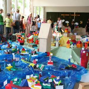 Mai: Kleine Häuslebauer und Architekten waren im Rahmen eines Projekttages zum Jubiläum 'Anhalt 800' in der Ratke-Schule am Werk.