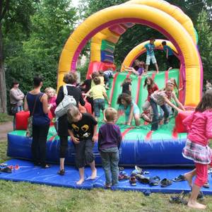 Juli: Großes Kinderfest im Friedenspark.