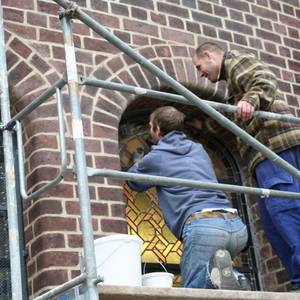 Oktober: Bleiverglasung in der Martinskirche wieder vollständig - damit endet die umfangreiche Sanierung dieses bedeutenden Architekturdenkmals.