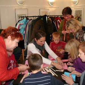 Verena Wicke-Scheil (l.) Anneli Borgmann (Mitte) und Kristine Paul (hinten) bastelten gemeinsam mit Kindern und Lehrern der Samuel-Hahnemann-Schule.