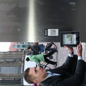 Roman Holzhause demonstriert die Funktionsweise der QR-Codes.