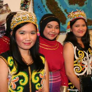 Indonesische Studentinnen in ihrer landestypischen Tracht.
