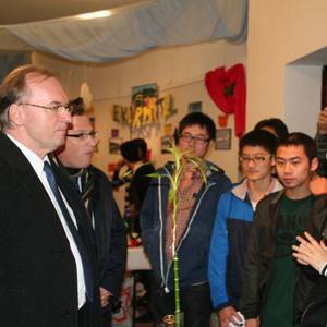 Ministerpräsident Dr. Reiner Haseloff im Gespräch mit chinesischen Studenten.