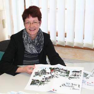 Die Leiterin des Köthener Stadtarchivs, Monika Knof, stellte die Broschüre "112 Jahre Geschichte in Bildern" vor.