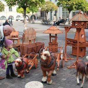 Nellie (3) schaute sich zusammen mit ihrem Opa am Gartendeko-Stand von Lars Kobold um.