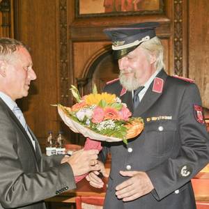 Kamerad Wolfgang Czech erhält zum Dank für seine geleistete Arbeit Blumen.