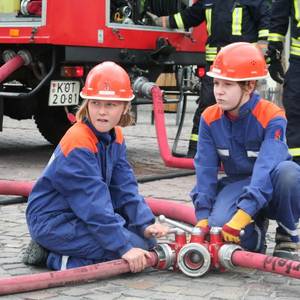 Volle Konzentration: Vanessa und Vanessa von der Merziener Jugendfeuerwehr regeln am Verteiler die Wasserversorgung.