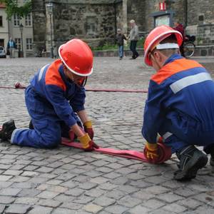 Auch das gehört dazu: Nach dem Einsatz rollen Jan-Hendrik und Nils von der Merziener Wehr einen Schlauch zusammen.