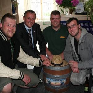 In sicherer OB-hut: Oberbürgermeister Kurt-Jürgen Zander nahm von den Studenten der Hochschule Anhalt das Bierfass entgegen.