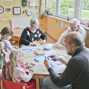 Beim Papierflieger-Basteln waren große und kleine Künstler nicht zu bremsen.