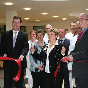 Krankenhaus-Chefin, Dr. Christine Lipp (Mitte) vollzog im Beisein von Sozialminister Norbert Bischoff (r.) und dem Vorstandsmitglied der Rhön Klinikum AG Martin Menger den feierlichen Akt zur Inbetriebnahme des zweiten Bauabschnittes.