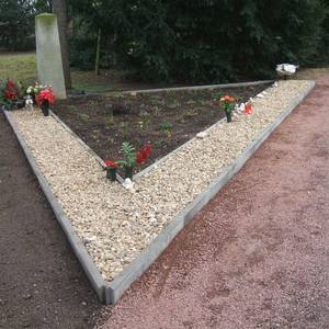 Die neu angelegten Kiesbeete bieten Platz für Blumenschmuck und Steckvasen.