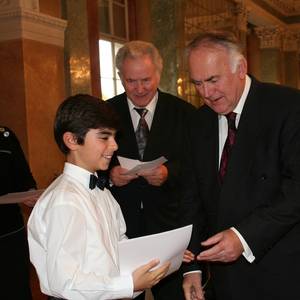 Preisverleihung durch Ministerpräsident Böhmer an Artem Schakbasian, 2. Preis Alters­gruppe 1