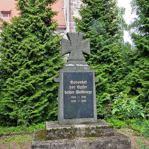 Merzien - Kriegerdenkmal vor der Kirche