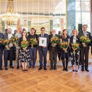 Das Sanierungskollektiv wird vom Ministerpräsidenten (2.v.re.), dem Generaldirektor der Kulturstiftung Sachsen-Anhalt, Dr. Christian Philipsen (Mitte mit Bild), dem Landrat des Landkreises Anhalt-Bitterfeld, Uwe Schulze (re.) und dem Oberbürgermeister Köthens, Bernd Hauschild (li.), geehrt.