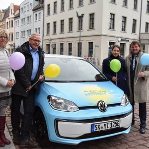 Baudezernentin Ina Rauer, Oberbürgermeister Bernd Hauschild, Niederlassungsleiterin der MIDEWA, Cornelia Wels und Geschäftsführer der MIDEWA, Uwe Störzner bei der Übergabe des Elektrofahrzeuges.