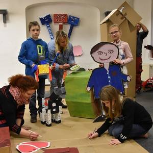 Die Malzirkel-Kinder und ihre Eltern arbeiten an der Installation für die Ausstellung.