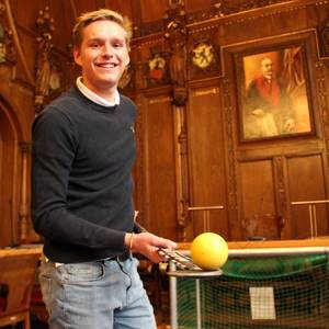 Hockey-Europameister Hannes Müller trug sich in das Goldene Buch ein