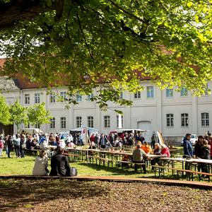 Bereits bei der ersten Auflage von #BLICKWECHSEL war die Schlosstafel voll besetzt.