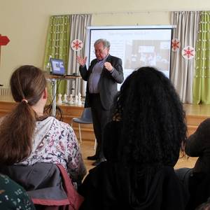 Werner Schmitt, Vorsitzender des MUS-E® Deutschland e.V., stellte das Konzept der weltweit agierenden Initiative in der Kastanienschule vor.