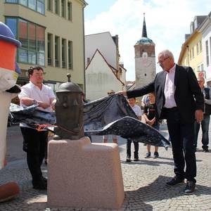 Halli enthüllte seine Statue mit der Hilfe von Steffen Fischer und Oberbürgermeister Bernd Hauschild