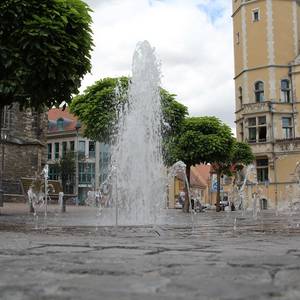 Ab sofort sprudelt das Wasser wieder vor dem Köthener Rathaus.