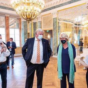 Monika Grütters (2.v.r.) besuchte auch den sanierten Spiegelsaal im Köthener Schloss.