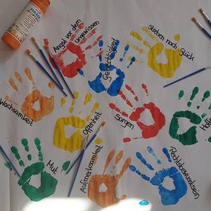 Per Handabdruck und via Pinselstrich soll am 3. Oktober ein Kunstwerk entstehen, dass die Gefühle und Gedanken der KöthenerInnen bezüglich der Deutschen Einheit festhält. Bild: Malteser Hilfsdienst Köthen