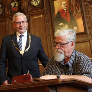 Lokalredakteur Matthias Bartl trug sich vor den Augen des Oberbürgermeisters ein.