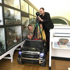 Andreas Madreiter (r.) und Christopher Sterz bei ihrer Rundfahrt durch das Museum.