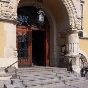 Eingang des Rathauses