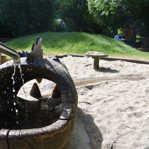 Die Wasserspielanlage am Schlossspielplatz läuft wieder.