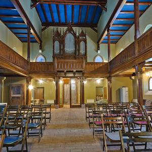 Kirche in Baasdorf: saniertes Kirchenschiff mit Orgel