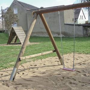 Schaukel auf dem Spielplatz in Dohndorf.