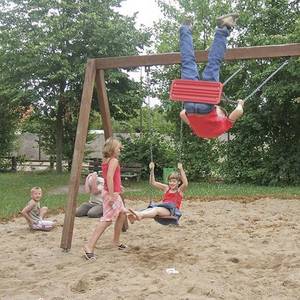 Viel Spaß beim gemeinsamen Schaukeln haben diese Kinder auf dem Spielplatz in Elsdorf.