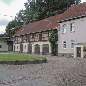 Blick in den Hof des Arensdorfer Gutshauses.