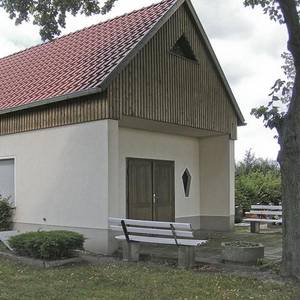 Feierhalle auf dem Friedhof in Arensdorf.