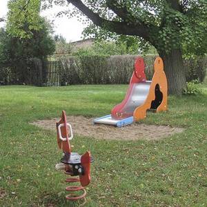 Rutsche für Kleinkinder und Wipper auf dem Hohsdorfer Spielplatz.