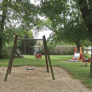 Schaukel auf dem Spielplatz in Hohsdorf.