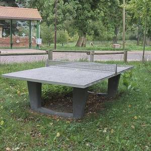 Spielplatz Hohsdorf: Tischtennis spielen.