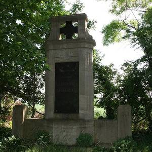 Friedhof Kleinwülknitz: Grabstelle der Familie Säuberlich.