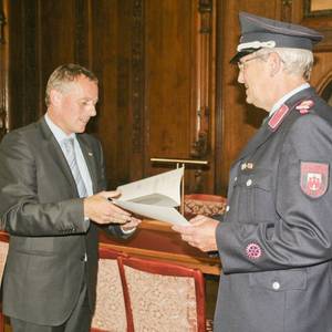 OB Zander verliest dem Kameraden Rüdiger Galander die Ernennungsurkunde.