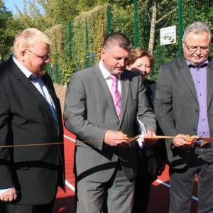 Der Landtagsabgeordnete Ronald Mormann, Landrat Uwe Schulze, Schuldirektor Armin Freyer (v.l.) und die Landtagsabgeordnete Brigitte Take (hinten) bei der symbolische Übergabe der Außensportanlage.