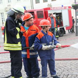 Mitglieder der Jugendfeuerwehr bekommen kleine Tipps bei einem Löschangriff.