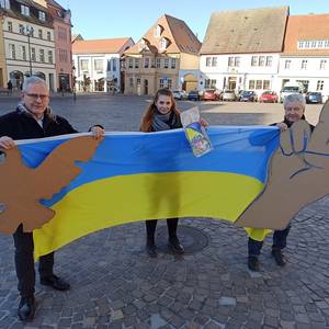 Oberbürgermeister Bernd Hauschild (v. l.), Streetworkerin Nadine Anhalt und Künstler Steffen Rogge möchten zusammen mit den Köthener*innen ein buntes Zeichen für den Frieden setzen.